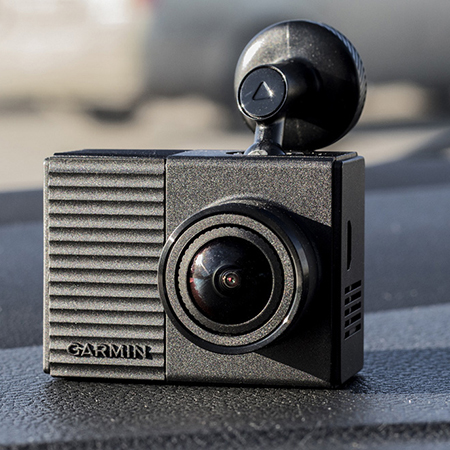 Видеорегистратор с двойной камерой Garmin Dash Cam Tandem следит за дорогой и обстановкой в салоне авто